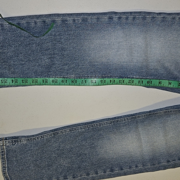 Guess Girly Jeans with rhinestone embellished pockets. - Picture 6 of 13